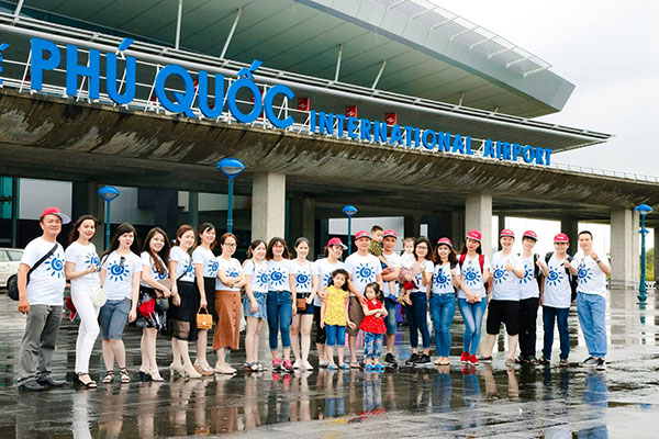 Tập thể nhân viên công ty Hoàn Mỹ tại sân bay Phú Quốc