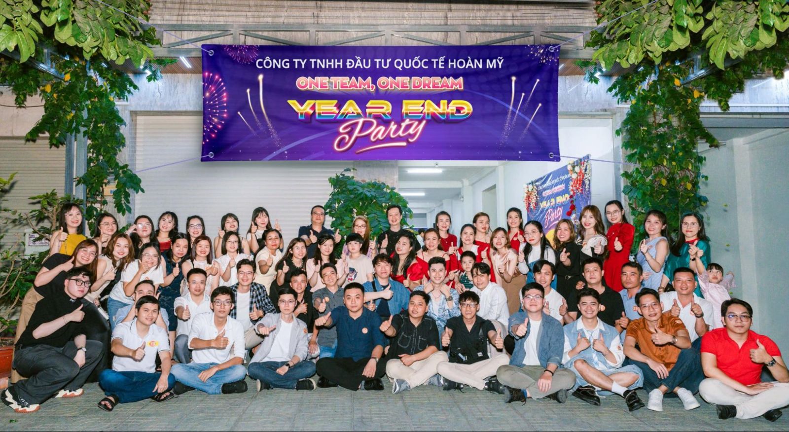 Hình tập thể nhân viên TVBUY cùng Ban Giám Đốc trong buổi Year End Party 2024